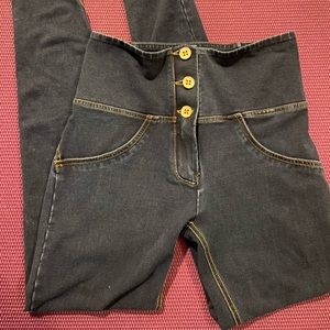 High waisted 3 button Freddy skinny jeans!